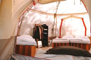 a room with two beds in a tent at Glamping Camp mit Komfortzelten in Losheim am See in Losheim