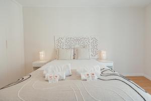 Tempat tidur dalam kamar di Modern Pilar Apartment by Homing
