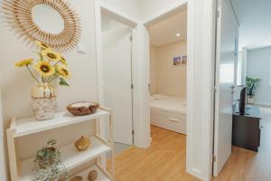 een hal met een spiegel en een kamer met een bed bij Modern Pilar Apartment by Homing in Vila Nova de Gaia