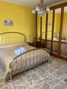 - une chambre avec un lit et des serviettes dans l'établissement Appartamento via Roma, à Siculiana