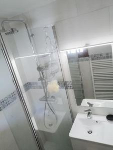 Bilik mandi di Porticcio avec Piscine proche plage