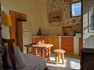 uma cozinha com uma mesa com um crânio em Kato Symi house em Káto Sími