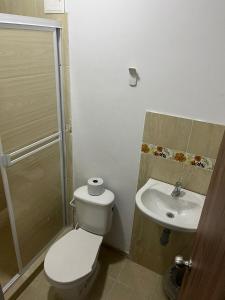 een badkamer met een toilet en een wastafel bij HOTEL MANANTIAL 1 in Playa Dormida