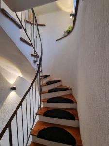 una escalera de caracol con alfombras negras en las escaleras en Guesthouse Lion, en Split