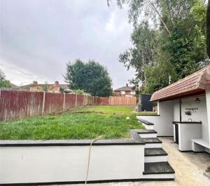 a backyard with a fence and a yard at Studio apartment/flat in Chislehurst
