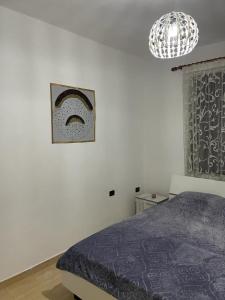 سرير أو أسرّة في غرفة في Dibra Home near City Center of Shkodra