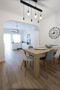 comedor y cocina con mesa de madera y sillas en MY DREAM, en Alcains