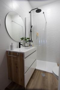 bagno con lavandino e specchio di MY DREAM ad Alcains