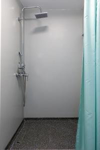 una ducha en una habitación con una pared blanca en Glamping By The Sea, en Năvodari