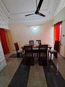 una sala da pranzo con tavolo e sedie di illémi Guest house ad Abomey-Calavi
