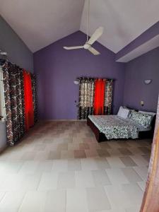 Abomey-Calaviにあるillémi Guest houseのベッド2台と天井が備わる客室です。