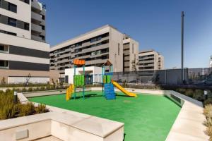 un parque infantil en el medio de un edificio en Piso climatizado y parking, en Madrid