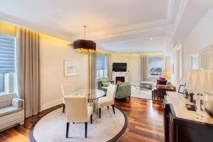 ein Esszimmer und ein Wohnzimmer mit einem Tisch und Stühlen in der Unterkunft The Ritz-Carlton, Montreal in Montreal