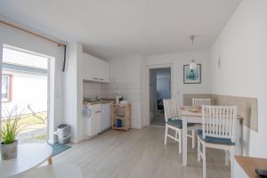 a kitchen and dining room with a table and chairs at Am Küstenwald in Koserow