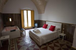 Schlafzimmer mit einem Bett und einer Badewanne in der Unterkunft Cala Baby Accommodation in Gravina in Puglia