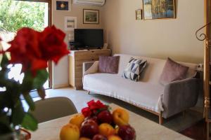 un soggiorno con divano e tavolo con frutta di Ariadni's House a Knossós
