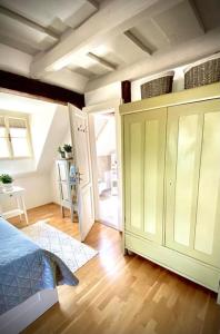 una camera da letto con un letto e una porta aperta di Dobré časy - Studio I. a Banská Štiavnica