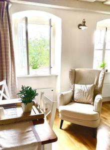 un soggiorno con una sedia e un tavolo di Dobré časy - Studio I. a Banská Štiavnica Altre 13 foto