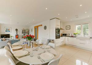 cocina y comedor con mesa y sillas en Saffron Cottage, en Saint Ervan