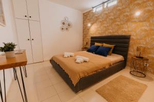 um quarto com uma cama com dois porcos em PORCHES BOUTIQUE APARTEMENT em Porches