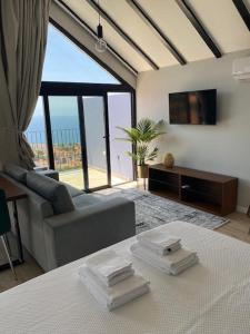 uma sala de estar com um sofá e uma televisão em Atlântico Azul no Funchal