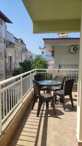 um pátio com uma mesa e cadeiras numa varanda em Villa Marili em Paralia Katerinis