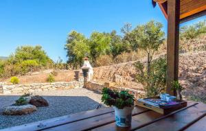 un patio con una mesa de madera con plantas. en Cabana La Encina en El Gastor