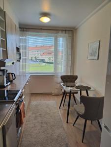 cocina con mesa, sillas y ventana en Two bedroom apartment close to city center en Jyväskylä