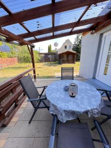 einen blauen Tisch und Stühle auf einer Terrasse in der Unterkunft Ferienhaus Feldblick in Greifswald