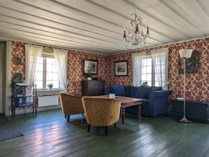 Magasinet في فريدريكستاد: غرفة معيشة مع أريكة زرقاء وطاولة