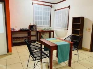 une chambre avec deux bureaux, une table et des chaises dans l'établissement Casa equipada en puerto escondido, à Puerto Escondido