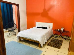 سرير أو أسرّة في غرفة في Casa equipada en puerto escondido