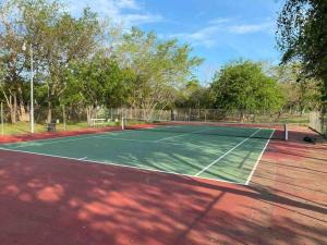 um campo de ténis com uma rede por cima em Casa equipada en puerto escondido em Puerto Escondido