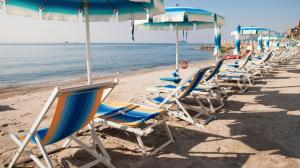 - une rangée de chaises et de parasols sur une plage dans l'établissement A casa da Ivana, à Vasto