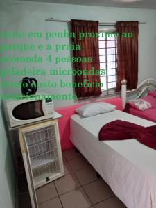 sypialnia z łóżkiem i telewizorem w pokoju w obiekcie Apartamento1 beto carreiro cozinha compartilhada w mieście Penha
