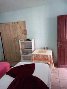 Habitación con 2 camas y mesa con fregadero en Apartamento1 beto carreiro cozinha compartilhada en Penha