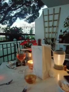 - une table avec deux verres de vin et un sac dans l'établissement Cannes Isola Bella entre mer et montagne, à Cannes