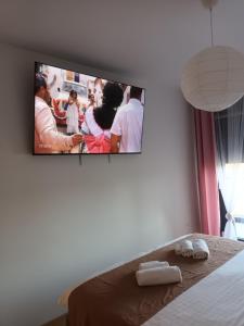 einen TV an der Wand in einem Zimmer mit einem Bett in der Unterkunft Gajeva Rooms - Malmö apartment SELF CHECK-IN in Virovitica