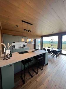 una cocina con una isla grande en el medio de una habitación en Idre Northpark en Idre