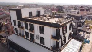 een luchtzicht op een gebouw met een patio bij RÜYA PANSİYON APART OTEL in Yukarı Kocaali