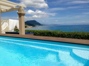 basen z widokiem na ocean w obiekcie Palms and Spas Villas Retreat w mieście Mesongi