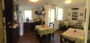 ジャルディーニ・ナクソスにあるB&B Terre Di Siciliaのテーブル2台付きの部屋、キッチン(テーブル2台付)
