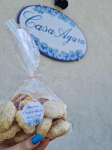 een hand met een zak koekjes voor een tafel bij Casa Vacanze Agara in Vietri
