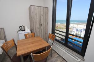 a dining room with a table and a view of the beach at RÜYA PANSİYON APART OTEL in Yukarı Kocaali