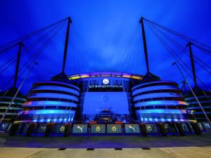 Stunning Entire House 6 mins to Manchester City Centre, near Etihad stadium, Free Parking and Super Fast Wifi في مانشستر: إطلالة على ملعب fnb في الليل