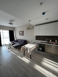 cocina y sala de estar con sofá y mesa en Modern Apartment PLEASE Inform me before check in, en Estambul