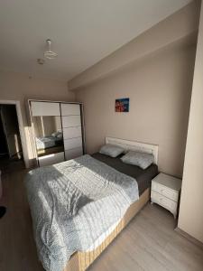 - une chambre avec un grand lit et un miroir dans l'établissement Modern Apartment PLEASE Inform me before check in, à Istanbul