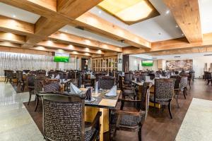 comedor con mesas y sillas de madera en Suites Inn la Muralla Hotel & Spa en Toluca
