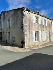 SoubiseにあるAppartement vue sur la Charenteの通り側に座る古い建物