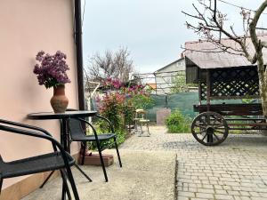 フォンタンカにあるFontanka Apartmentsのパティオ(椅子、紫の花のテーブル付)
